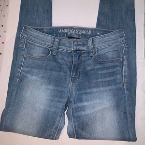 Light wash American eagle skinny jeans